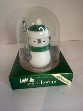 Slatkin & Co. Green Penguin Light-Up Wallflower